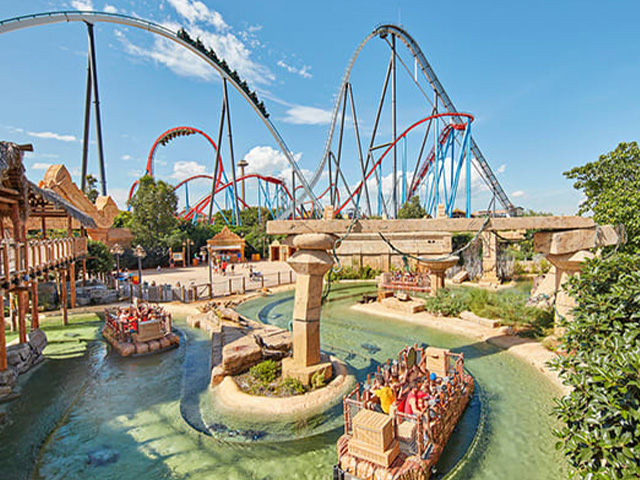 Parc d'attractions Portaventura où les jeunes partent en colo de vacances cet automne