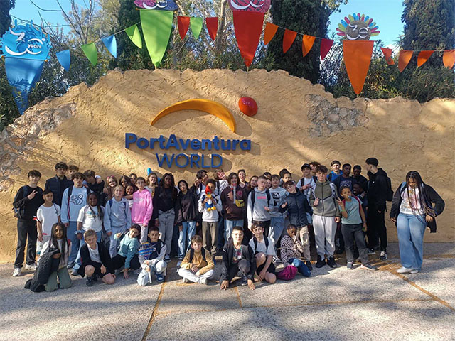 Photo de groupe de jeunes en colo de vacances cet automne à Salou