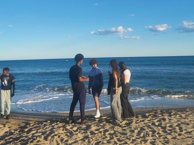 Jeunes ados à la plage en colo de vacances à Salou