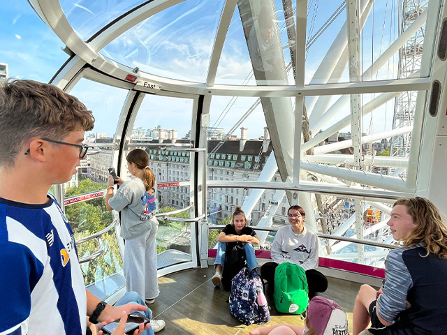 Jeunes en colonie de vacances cet automne à Londres, vue depuis le London Eye