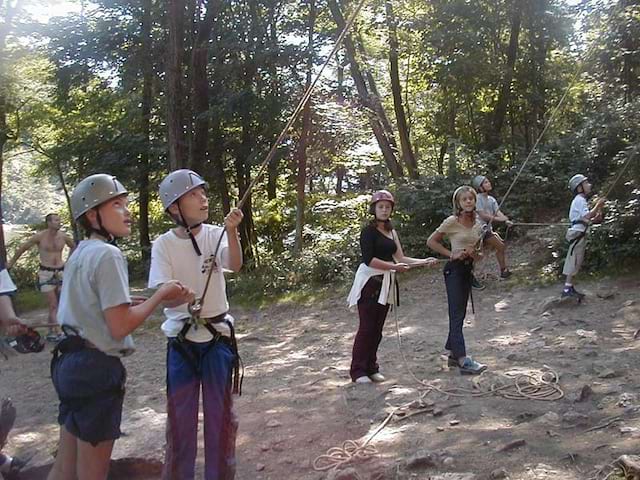 Groupe d'enfants au pied d'un mur d'escalade