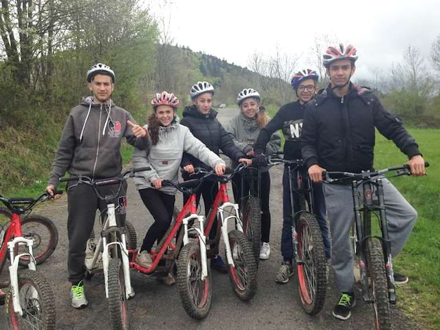 Groupe d'enfants en colo en trottinette electrique