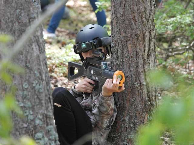 Préado au laser game en colonie de vacances