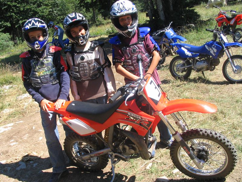 Enfants en colonie de vacances motocross