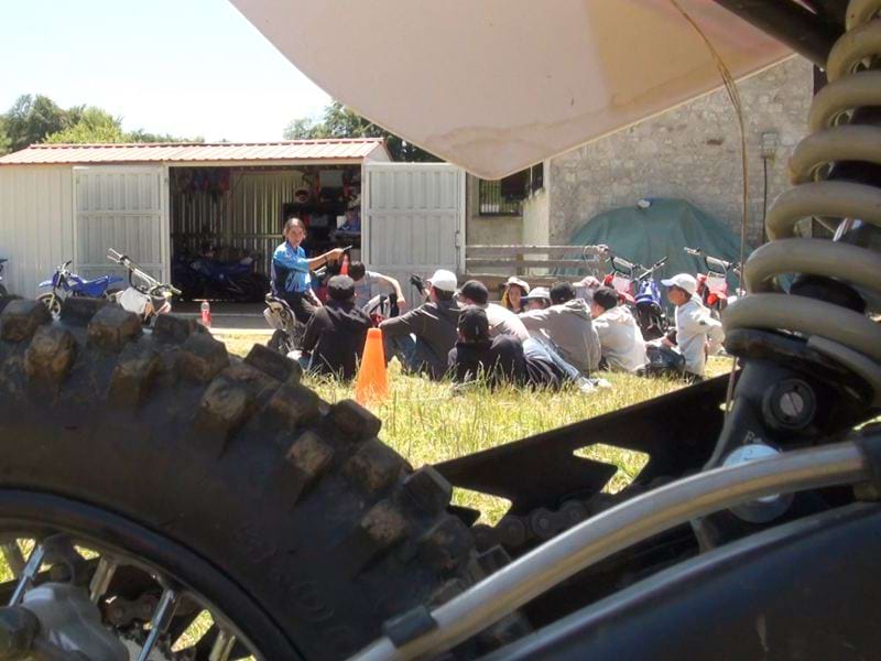 Enfants apprenant les bases de la motocross en colonie de vacances