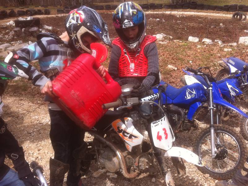 Groupe de jeunes faisant de la moto en colo