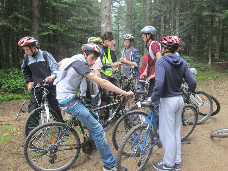 Groupe d'enfants en balade à vélo