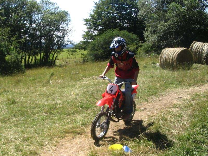 Enfant faisant de la moto