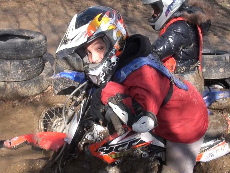 Enfant faisant de la moto en colo