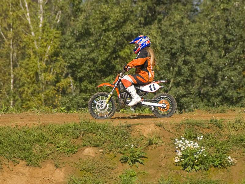 Enfant à moto en campagne