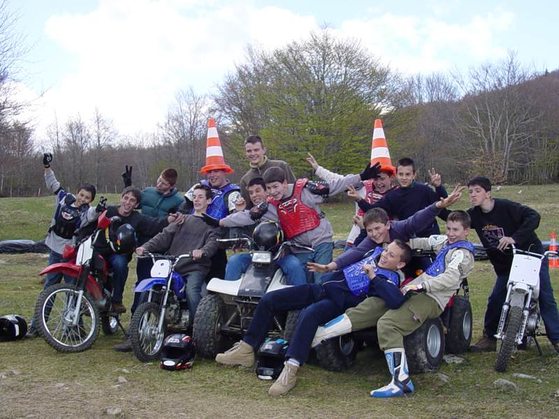 Groupe d'enfants motards en colo