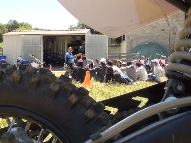 Groupe d'enfants en formation de motocross en colonie de vacances