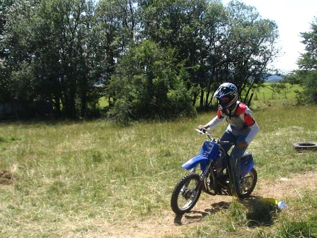 Enfant qui fait de la moto à la campagne