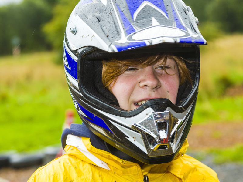 Enfant portant un casque de moto