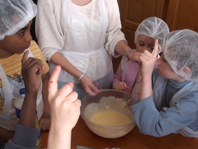 Enfants apprenant à cuisiner en colonie de vacances