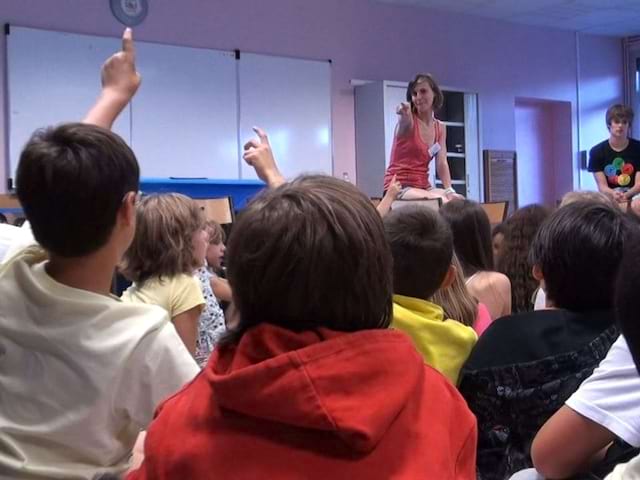 Groupe d'enfants en colonie de vacances avec leur animatrice