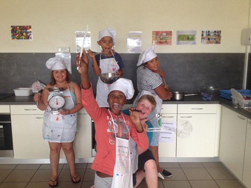 Groupe d'enfants en cuisine en colonie de vacances
