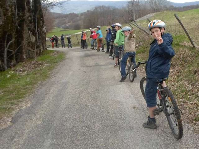 Groupe d'enfants en balade à VTT