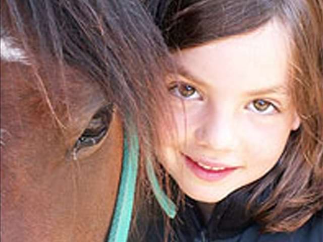 Portrait d'une fillette avec son poney