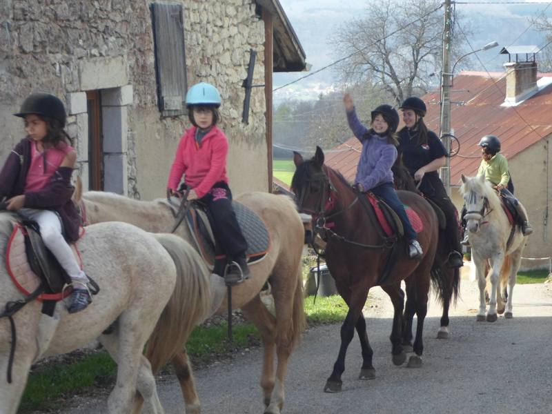 Enfants en balade à poney