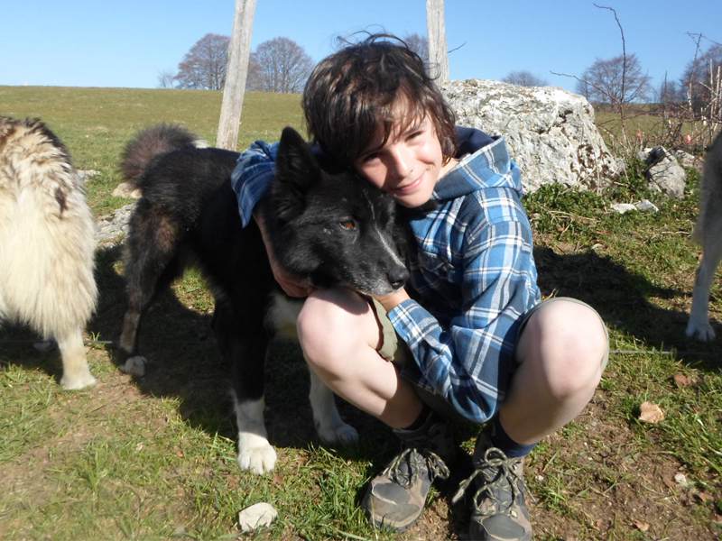 Portrait d'un enfant avec un chien en colo 