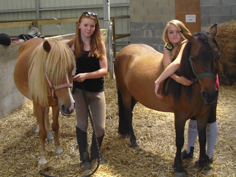 Jeunes filles avec leur poney en colo