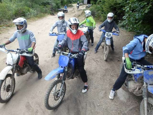 Groupe d'enfants à moto en forêt