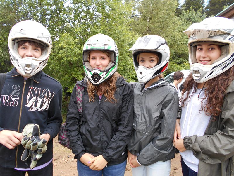 Groupe d'adolescentes portant un casque de moto