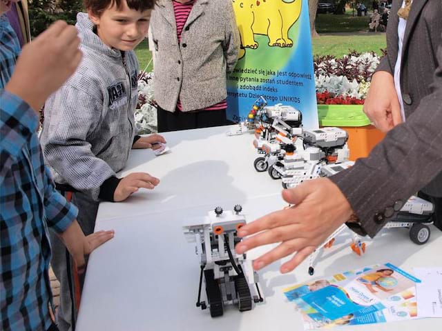 Enfants découvrant la robotique