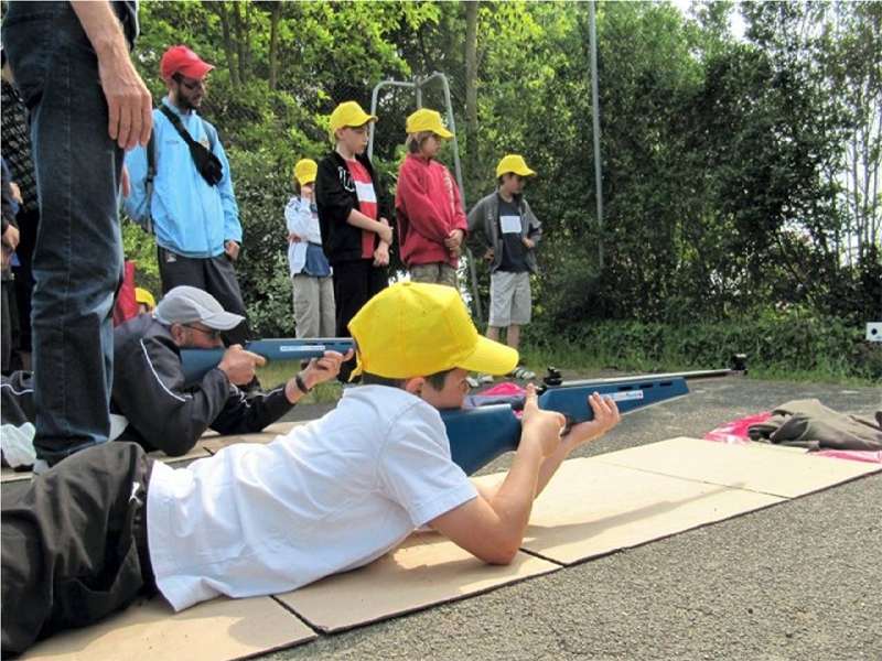 Enfants pratiquant le tir