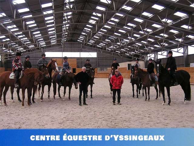 Vue sur l'intérieur du centre équestre d'Yssingeaux où se déroulent des colonies de vacances équitation