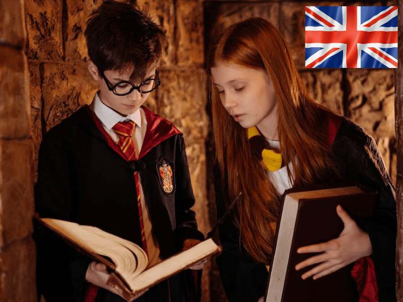 Deux élèves déguisés sur le thème Harry Potter et qui apprennent l'anglais lors de leur séjour