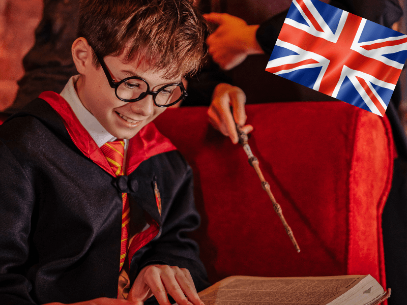 Jeune garçon en colonie Bienvenue à Poudlard qui étudie l'anglais sur le thème d'Harry Potter