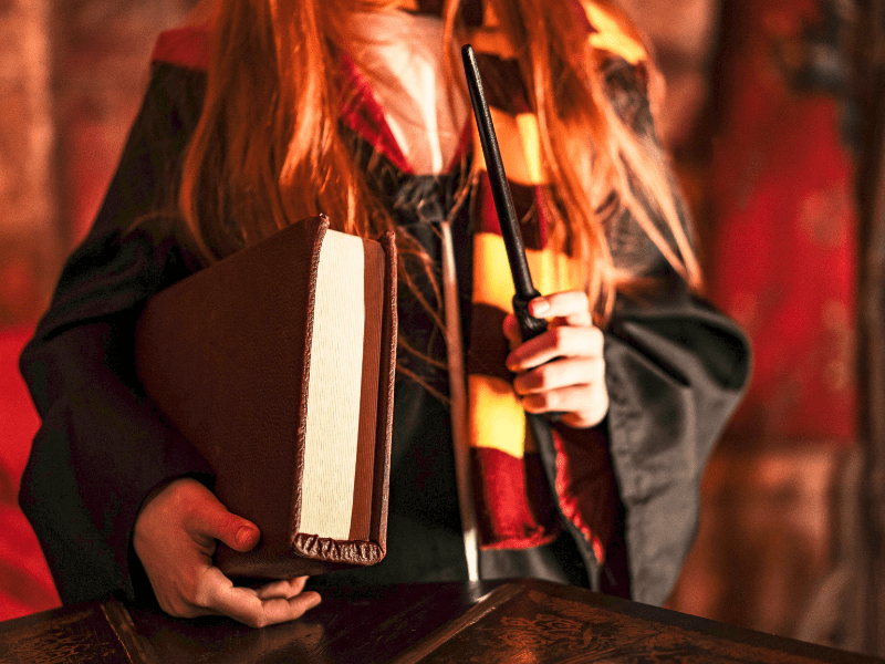 Enfant en séjour scolaire qui est déguisée sous le thème Harry Potter