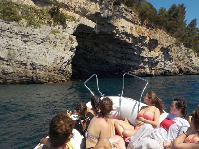 lycéens balade en bateau classe découverte corse