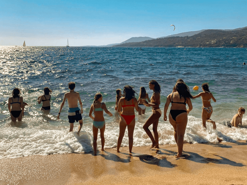adolescents voyage scolaire en Corse plage baignade