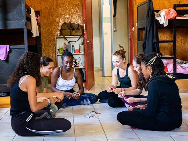 Groupe de jeunes filles qui jouent aux cartes ensemble
