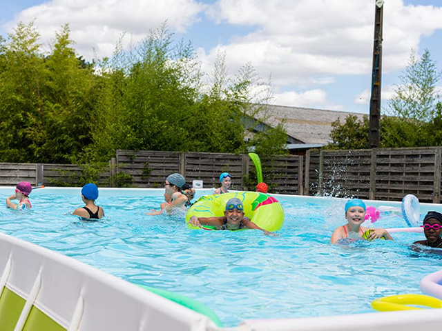 Groupe d'enfants à la piscine