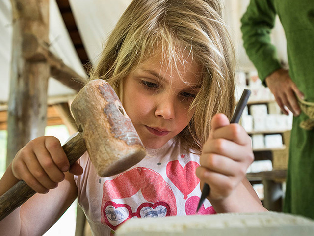 jeune fille qui fait de la sculpture