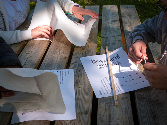 Groupe d'enfants qui apprennent la calligraphie