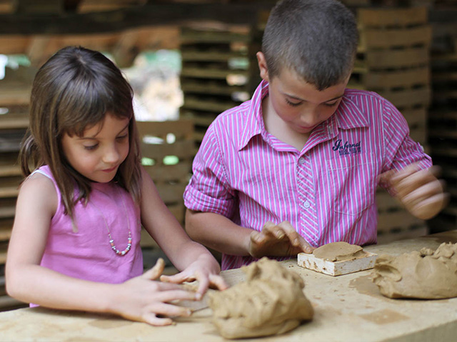 Un garçon et une fille qui font de la sculpture