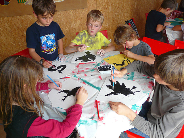 enfants blasons classe decouverte travaux manuels