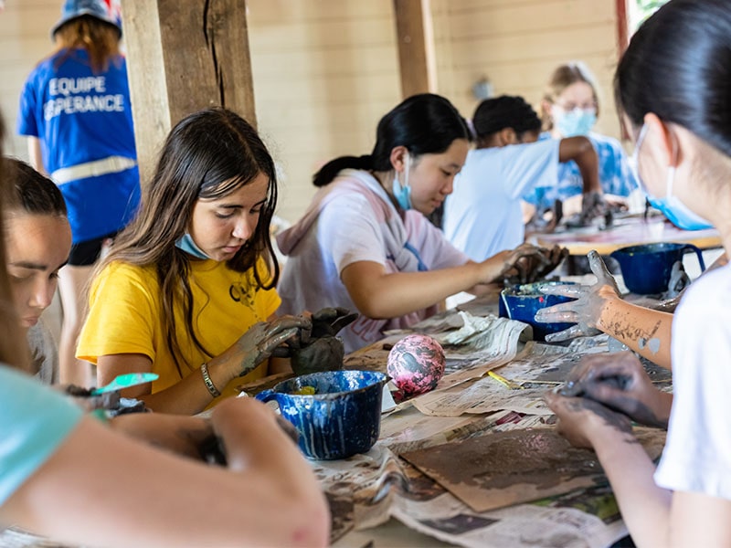 Groupe de jeunes qui font de la poterie