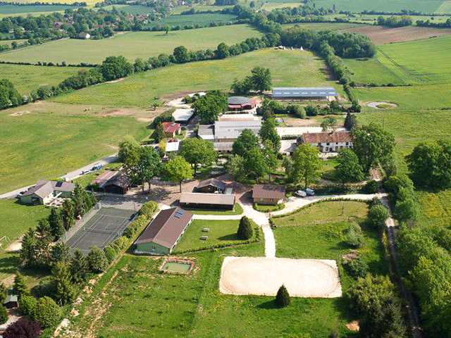 Vue de haut sur le centre equestre du domaine de l'esperance dans la nievre cet été en classe découverte