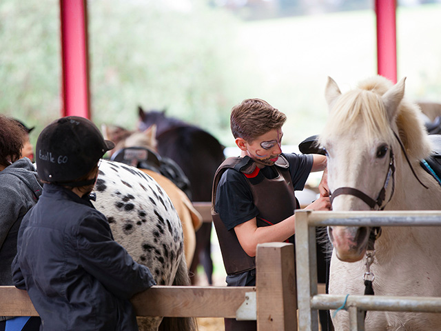 Classe de collège en pleine session equitation en classe découverte cet automne