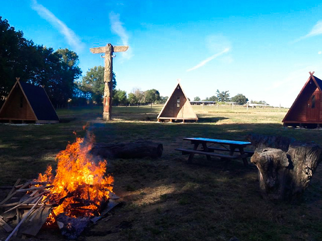 Feu de camp sur le centre de classes vertes du Domaine de l'Esperance dans la Nievre où les élèves partent chaque saison 