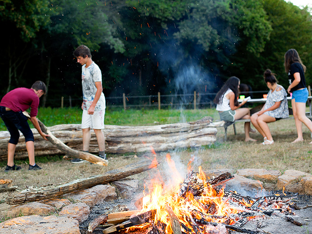 Feu de camp sur le centre de classes vertes du Domaine de l'Esperance dans la Nievre où les élèves partent chaque saison 