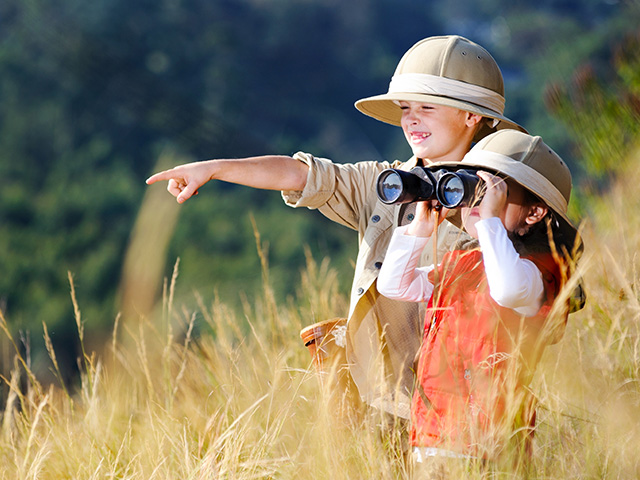 Deux jeunes enfants de primaire en classe verte Nature et Poney