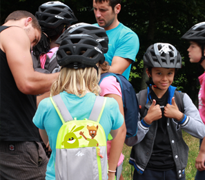 Enfants portant des casques à vélo recommandant Signoo et Djuringa