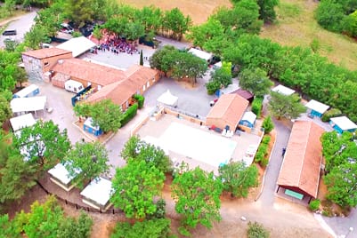 Centre de colonies de vacances d'été à Bauduen vu du ciel